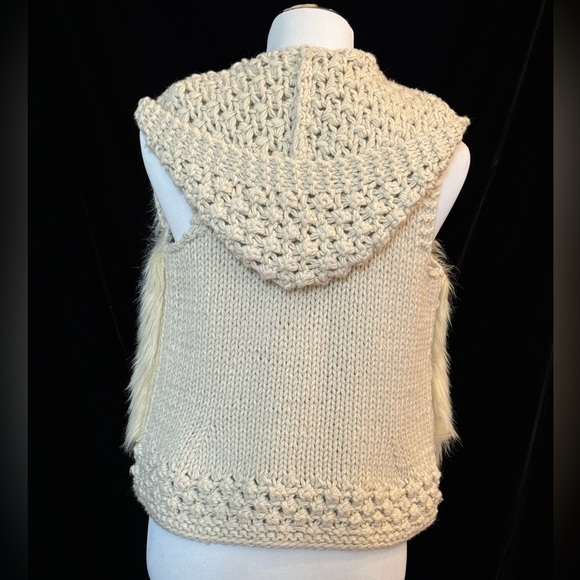 Hooded sweater vest with faux fur by Lulumari. Size L 70% acrylic 30% wool. - Picture 2 of 3
